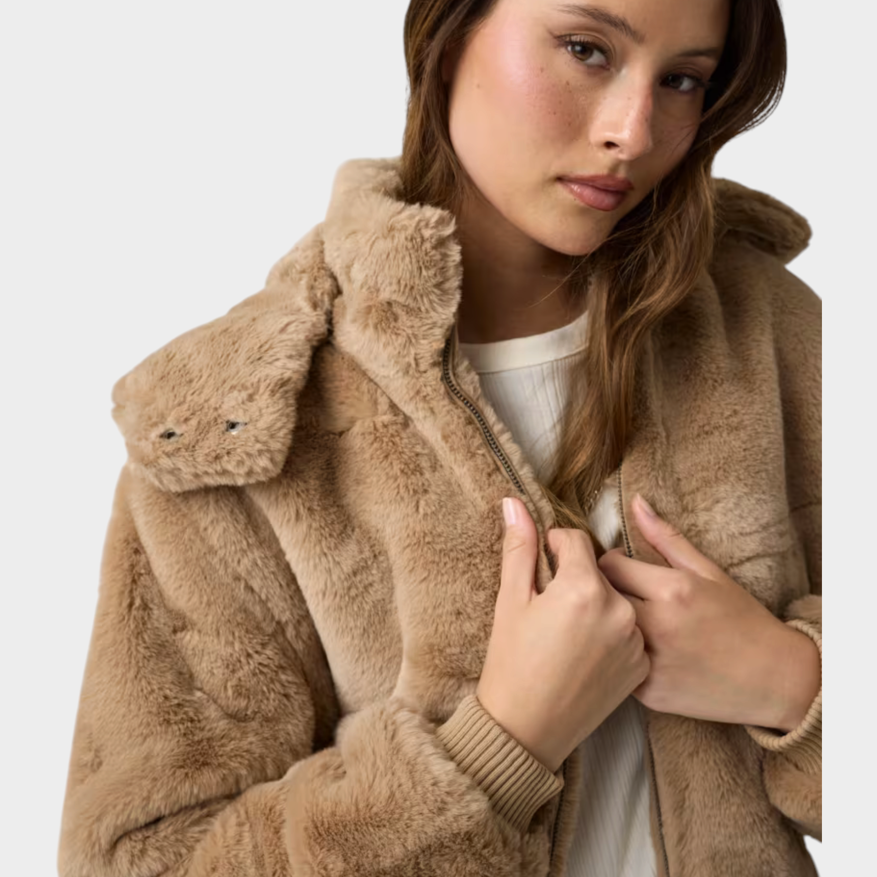 Modella indossa un bomber beige in pelliccia sintetica con cappuccio e polsini a coste, collezione Follower SRL