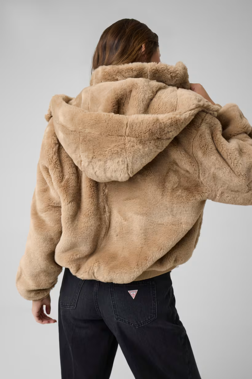 Donna che indossa un bomber beige in pelliccia sintetica con cappuccio di Follower SRL, vista posteriore