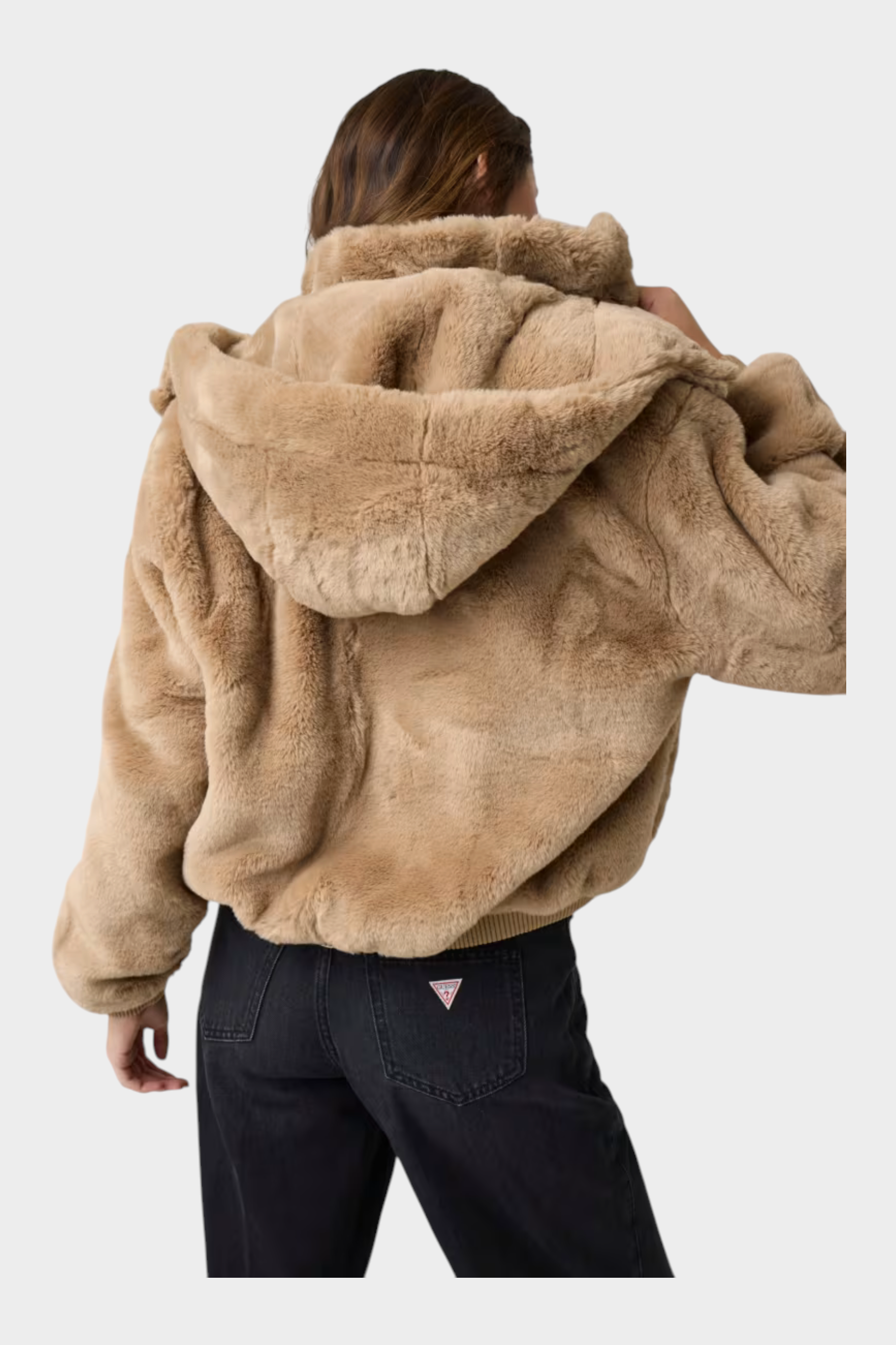Donna che indossa un bomber beige in pelliccia sintetica con cappuccio di Follower SRL, vista posteriore