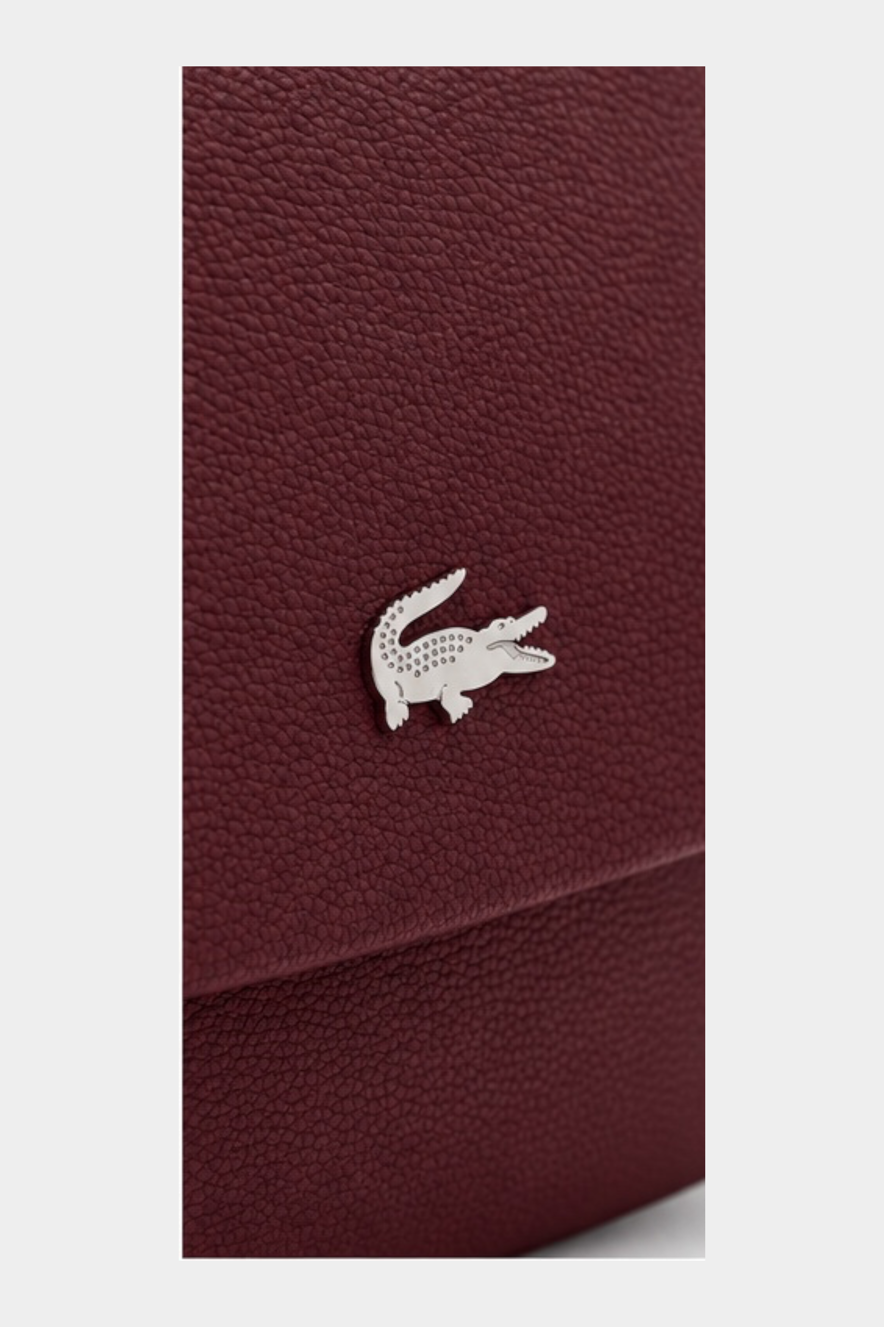 Dettaglio della borsa a tracolla Follower SRL Lacoste color bordeaux con logo coccodrillo argentato su pelle martellata