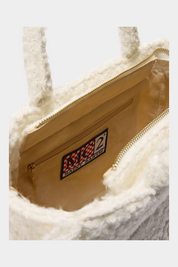 Interno della borsa Follower SRL Colette in tessuto bouclé bianco con etichetta logo MC2 SAINT BARTH e zip