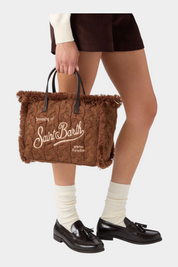 Borsa Follower SRL Colette marrone in maglia a trecce con ricamo logo e bordi sfrangiati, portata a mano