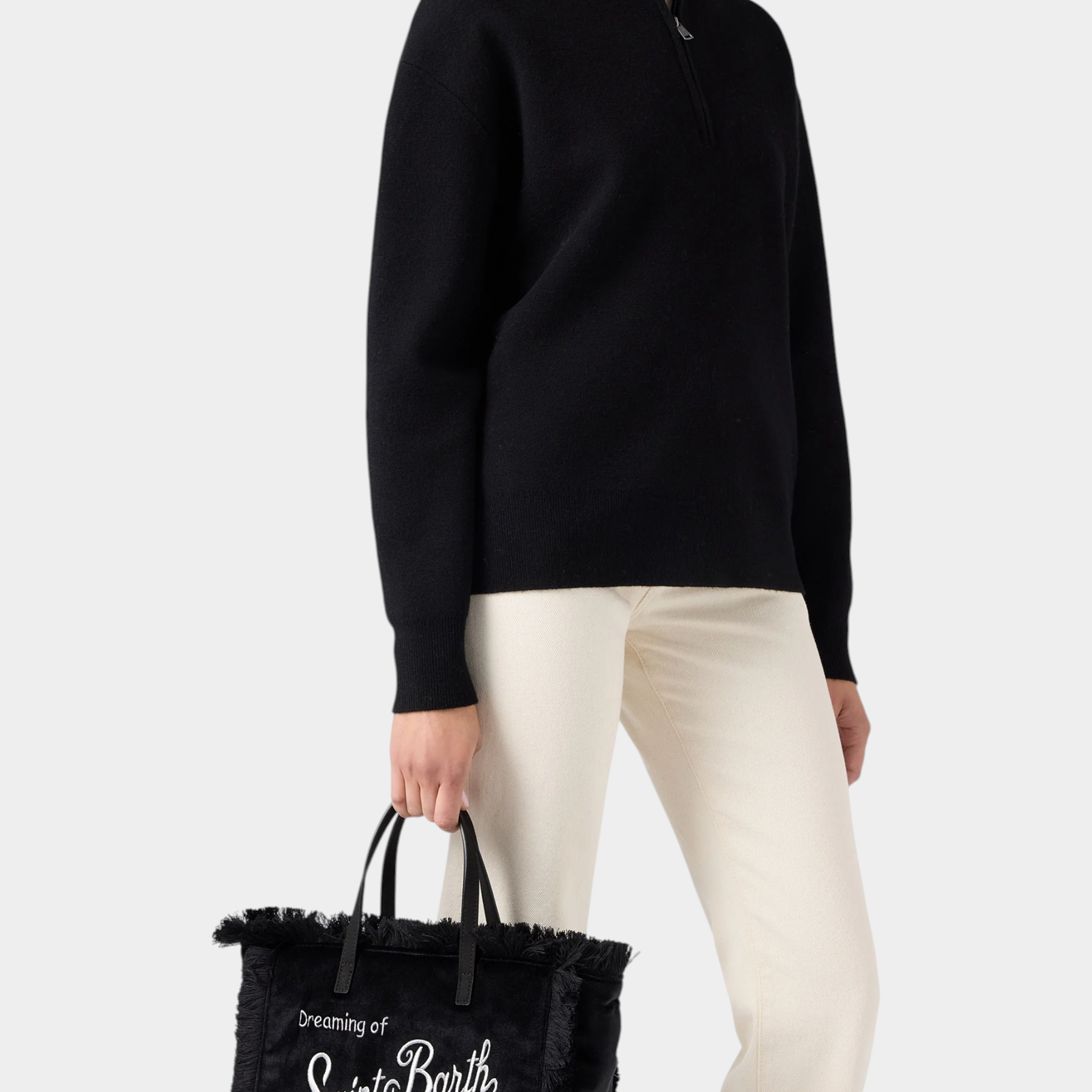 Borsa Follower SRL Colette nera in velluto con ricamo logo bianco e dettagli sfrangiati tenuta da una modella