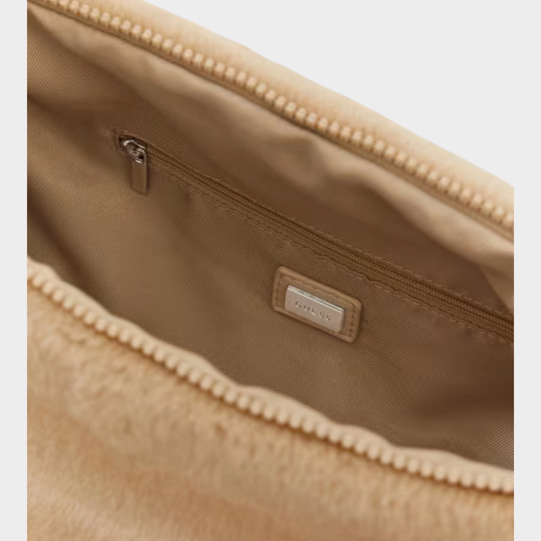 Interno della borsa Follower SRL Guess in pelliccia sintetica beige con fodera e tasca con zip