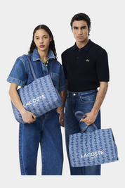 Modelli con borse Follower SRL Lacoste grandi in jacquard blu con stampa Heritage e logo bianco