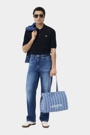 Modello con borsa tote Follower SRL grande in jacquard blu con stampa Heritage Lacoste e logo bianco a contrasto