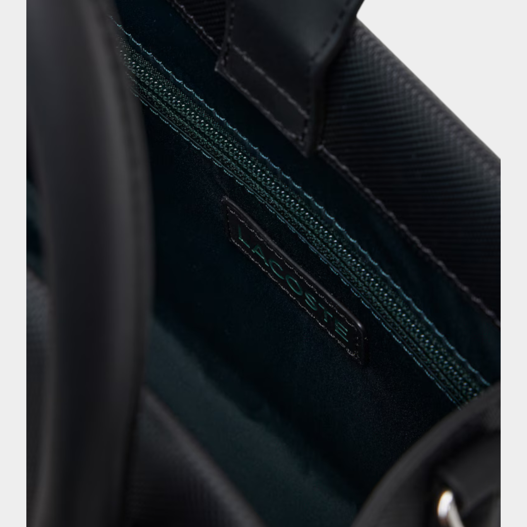 Interno della borsa nera Daily City Lacoste venduta da Follower SRL con tasca interna con zip e logo impresso