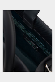 Interno della borsa nera Daily City Lacoste venduta da Follower SRL con tasca interna con zip e logo impresso