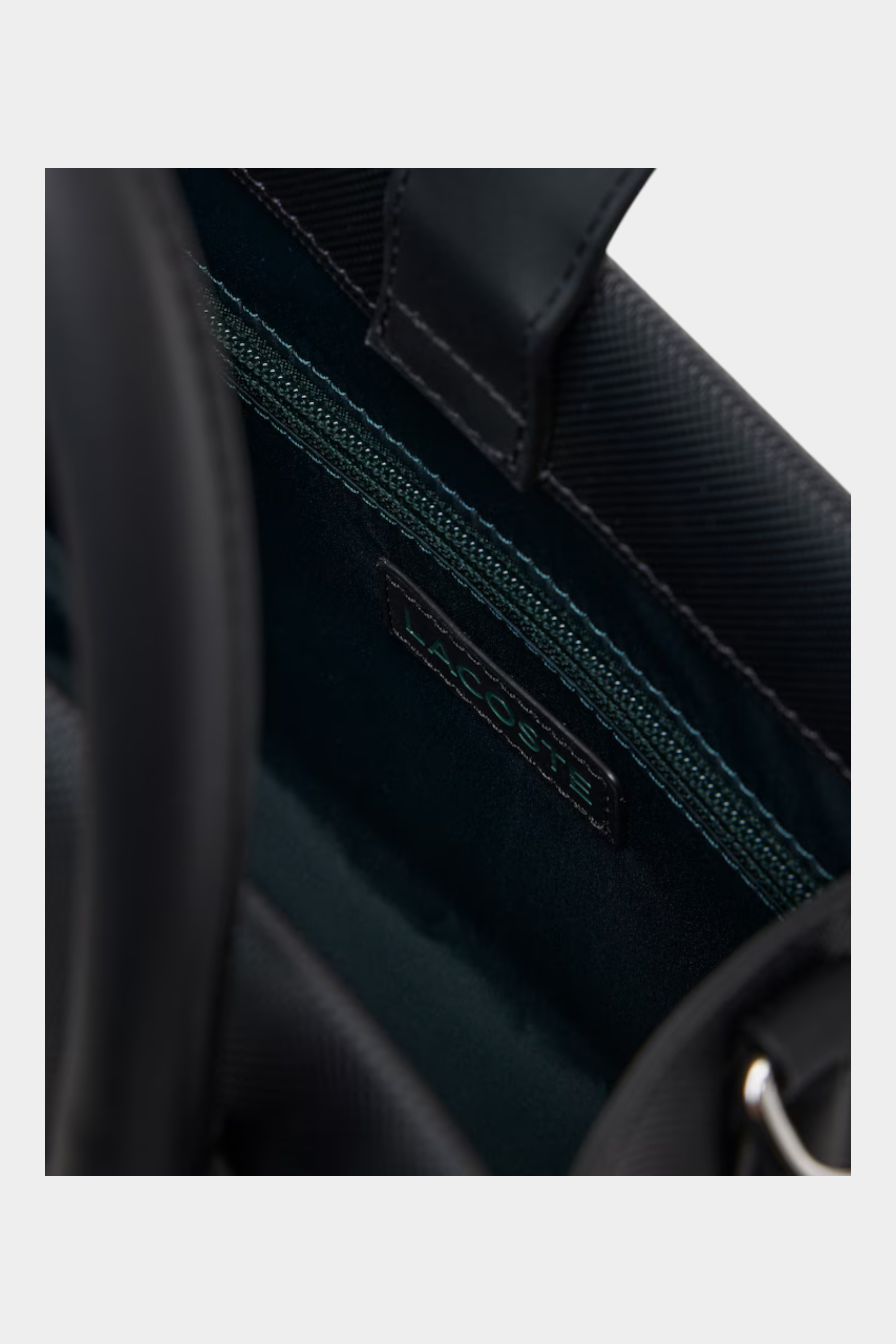 Interno della borsa nera Daily City Lacoste venduta da Follower SRL con tasca interna con zip e logo impresso