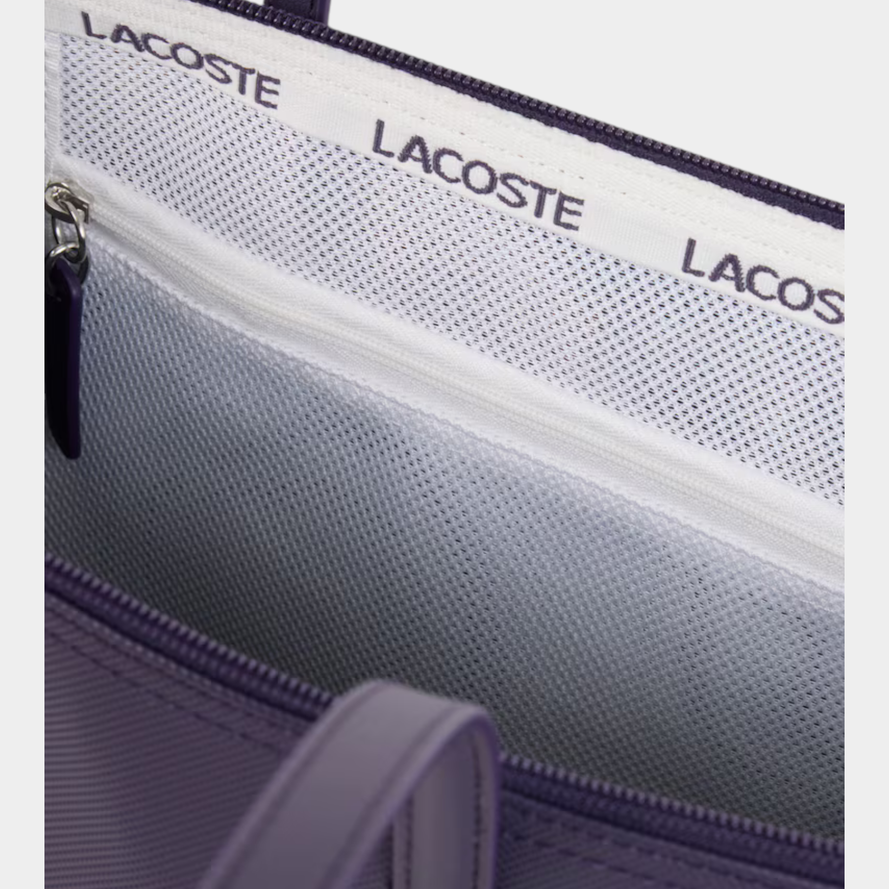 Dettaglio interno della borsa shopping Follower SRL Lacoste L.12.12 Concept viola con nastro logo e chiusura zip