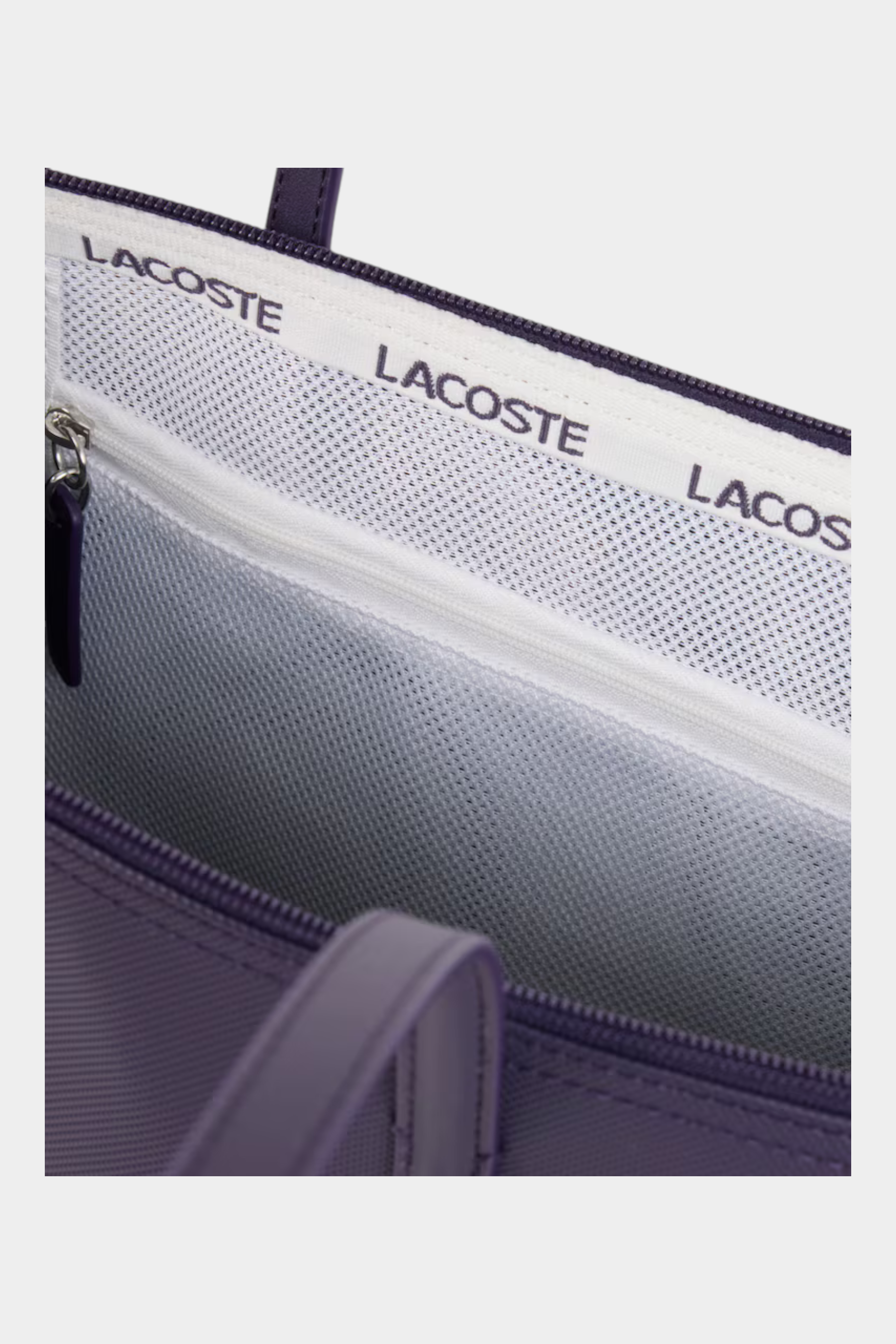 Dettaglio interno della borsa shopping Follower SRL Lacoste L.12.12 Concept viola con nastro logo e chiusura zip