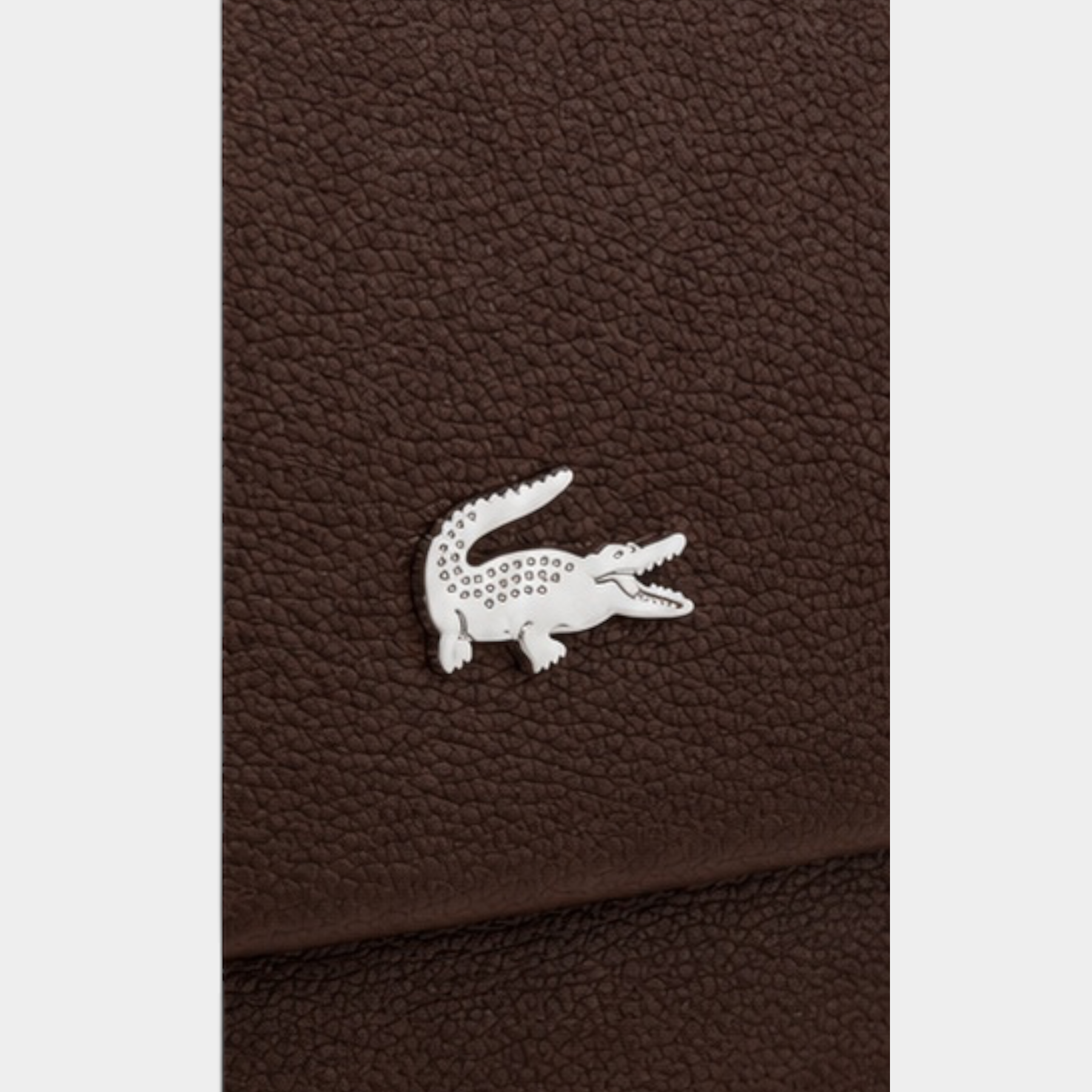 Dettaglio del logo in metallo argentato su borsa a tracolla marrone testurizzata Follower SRL