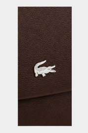 Dettaglio del logo in metallo argentato su borsa a tracolla marrone testurizzata Follower SRL