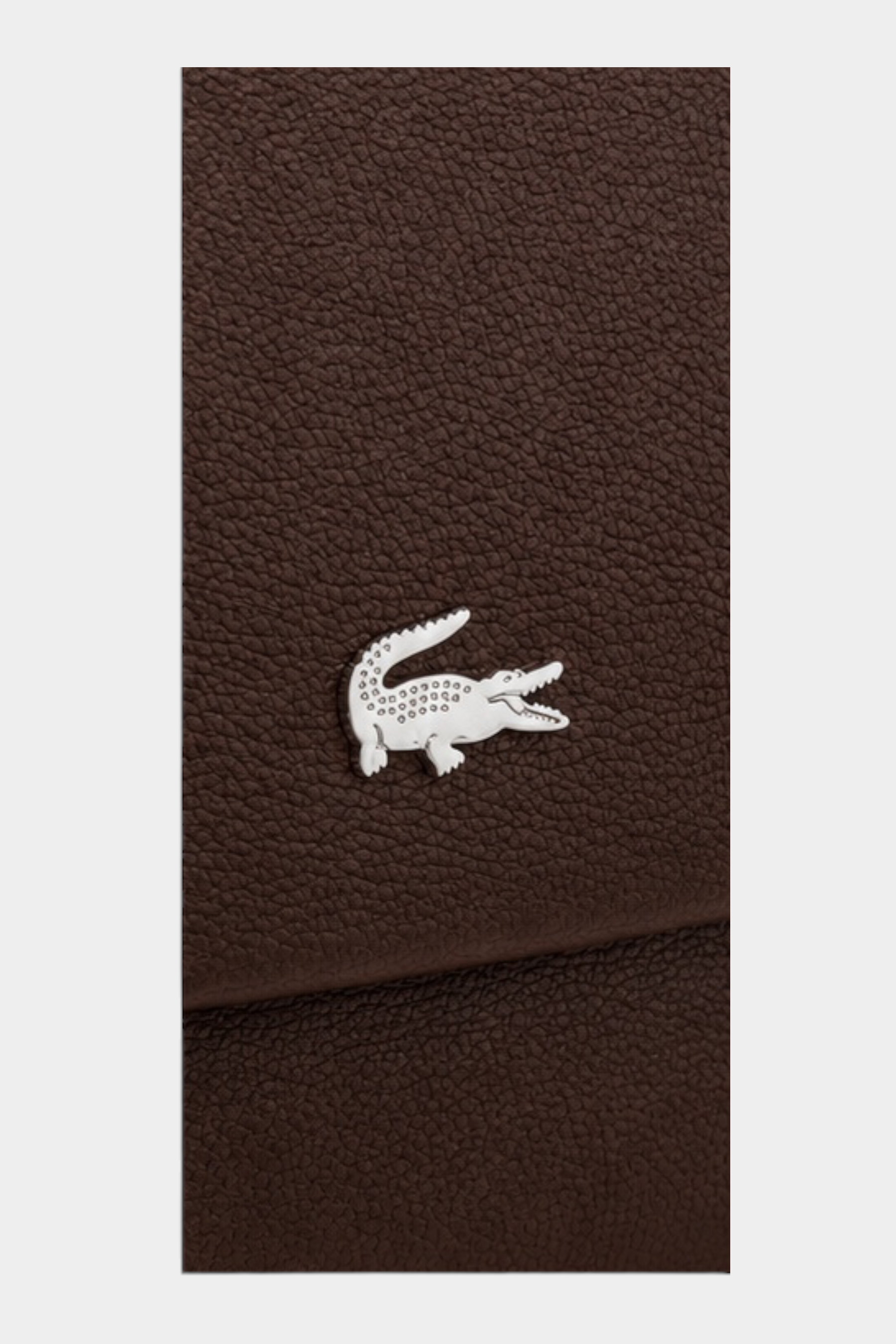 Dettaglio del logo in metallo argentato su borsa a tracolla marrone testurizzata Follower SRL