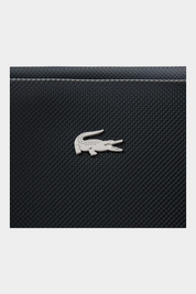 Dettaglio del logo coccodrillo argentato su borsa nera testurizzata Follower SRL