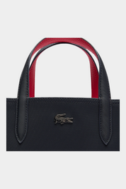 Dettaglio della borsa da viaggio reversibile verticale Anna Donna Blu Follower SRL con logo coccodrillo metallico