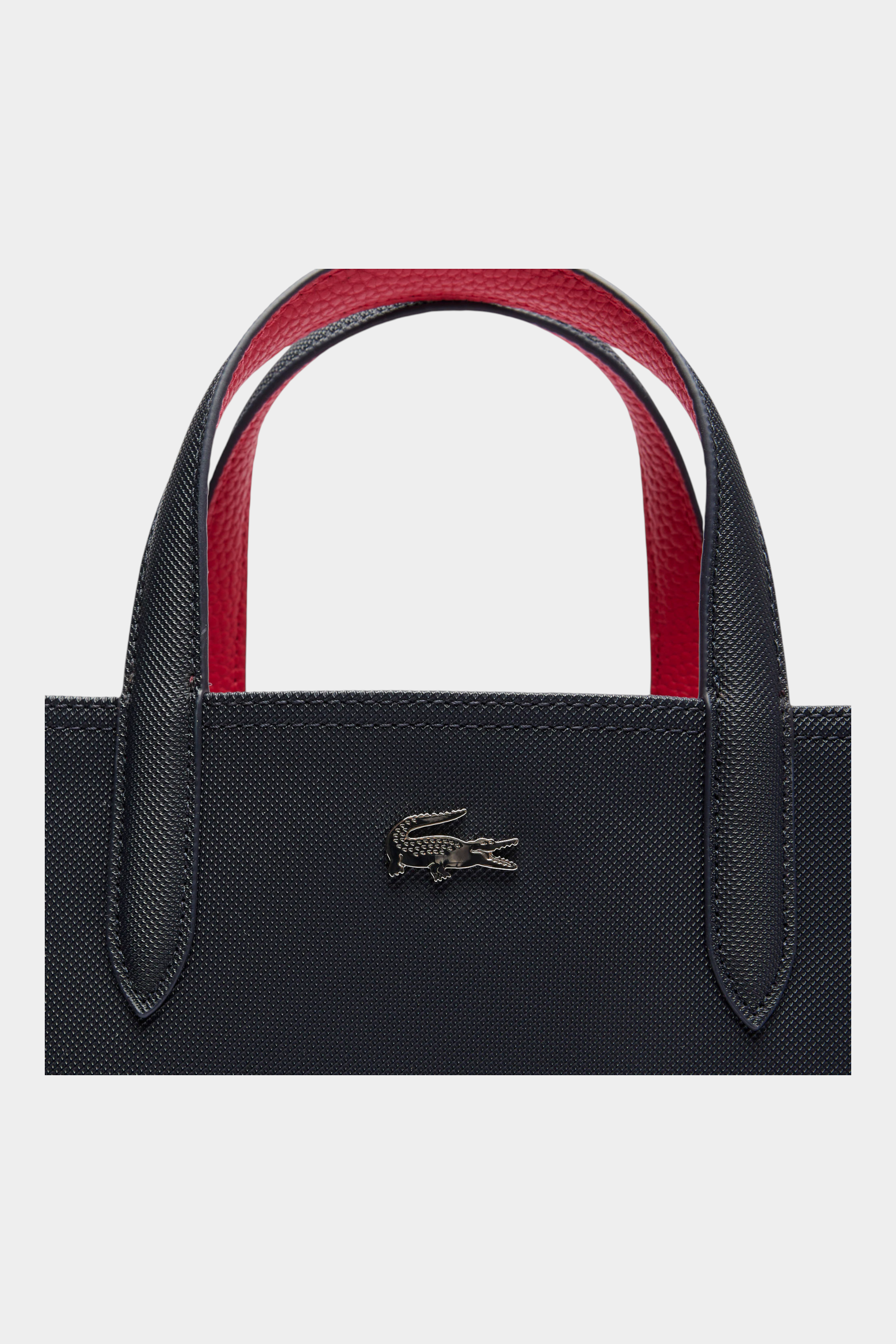 Dettaglio della borsa da viaggio reversibile verticale Anna Donna Blu Follower SRL con logo coccodrillo metallico