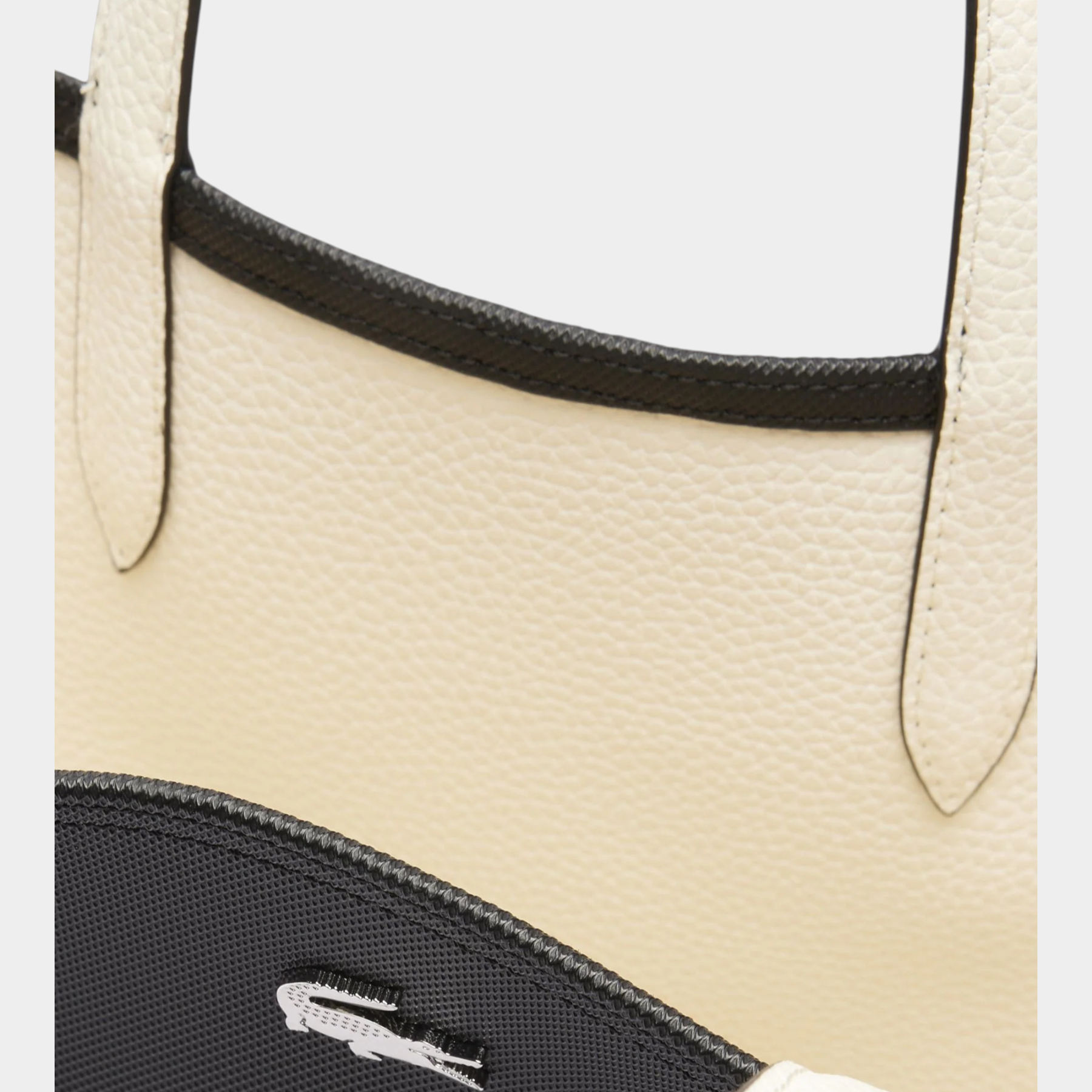 Dettaglio borsa reversibile Follower SRL Lacoste Anna in pelle martellata color crema e tessuto tecnico nero