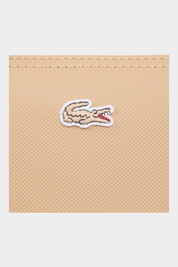 Dettaglio del logo coccodrillo ricamato su borsa shopping beige Follower SRL in materiale sintetico testurizzato