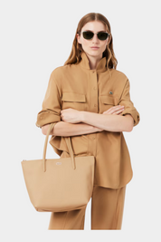 Modella indossa camicia beige con borsa shopping piccola L.12.12 Concept di Follower SRL in tinta coordinata