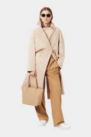 Modella con trench beige e borsa shopping piccola L.12.12 Concept di Follower SRL in tinta unita