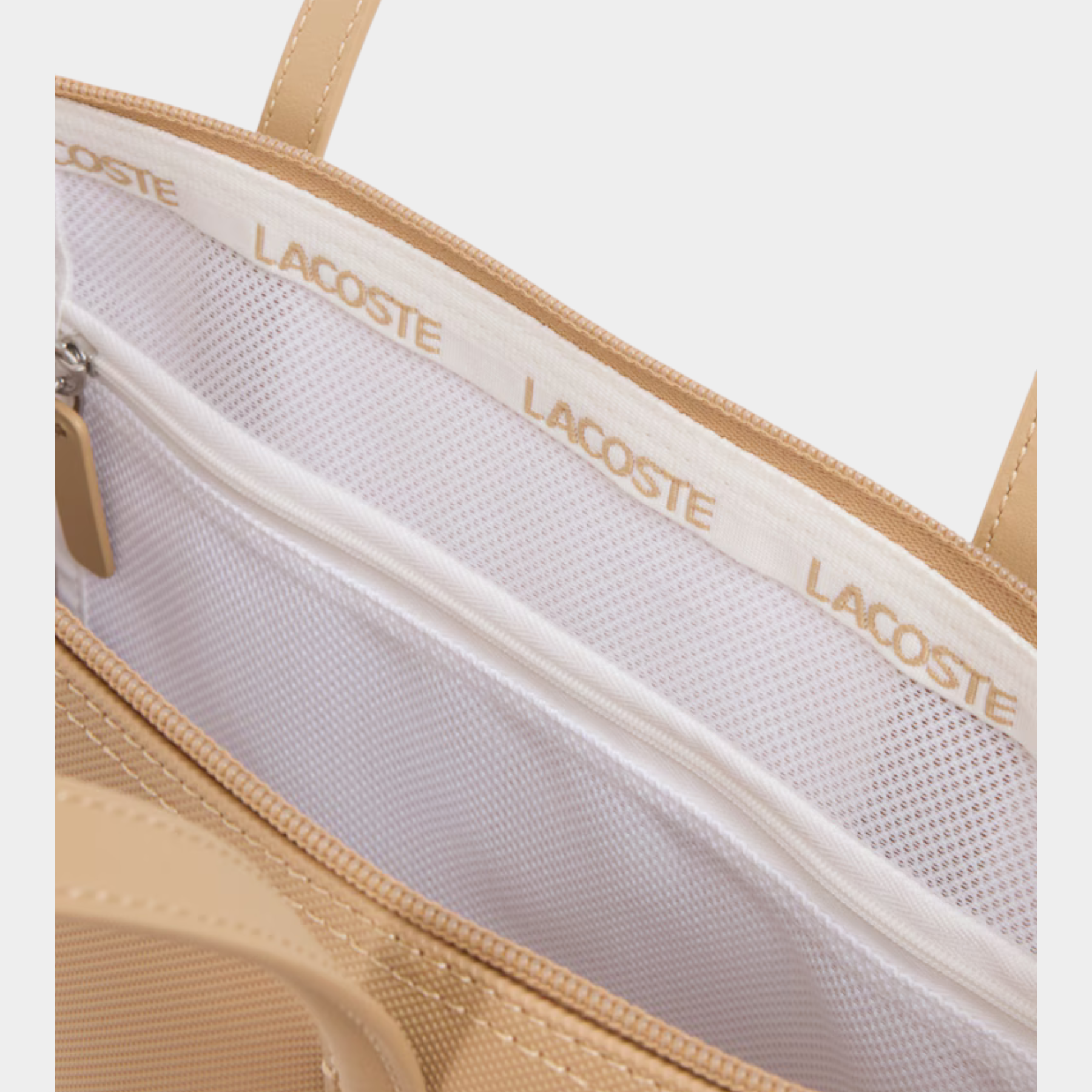Dettaglio interno della borsa shopping Follower SRL LACOSTE L.12.12 Concept beige con logo stampato sul bordo