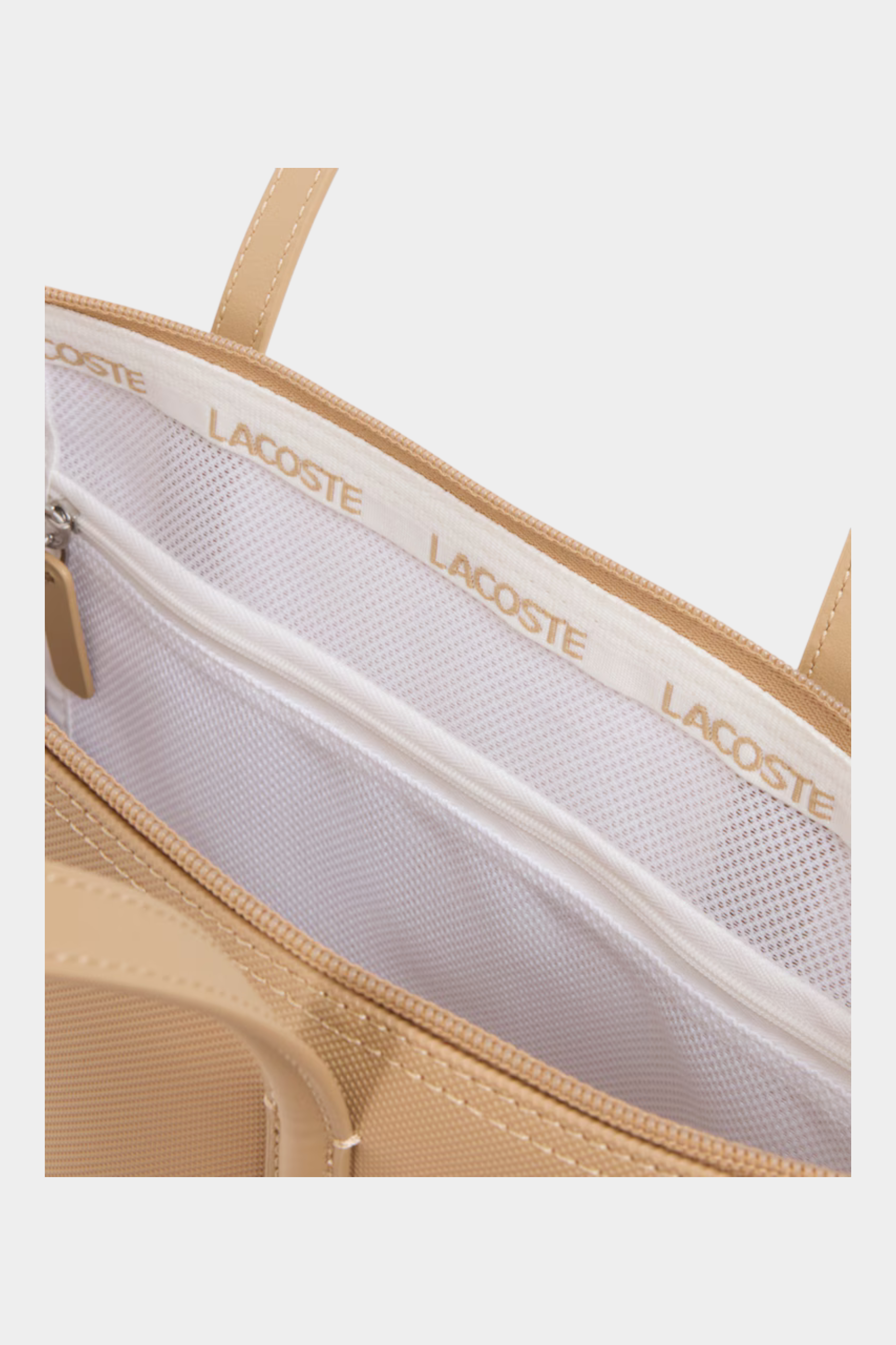 Dettaglio interno della borsa shopping Follower SRL LACOSTE L.12.12 Concept beige con logo stampato sul bordo
