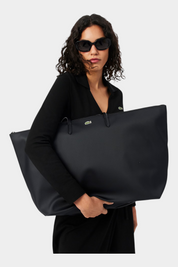 Modella indossa una borsa shopping XXL nera Lacoste L.12.12 Concept di Follower SRL con logo a coccodrillo