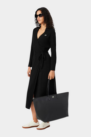 Modella indossa abito nero con borsa shopping XXL L.12.12 Concept nera di Follower SRL