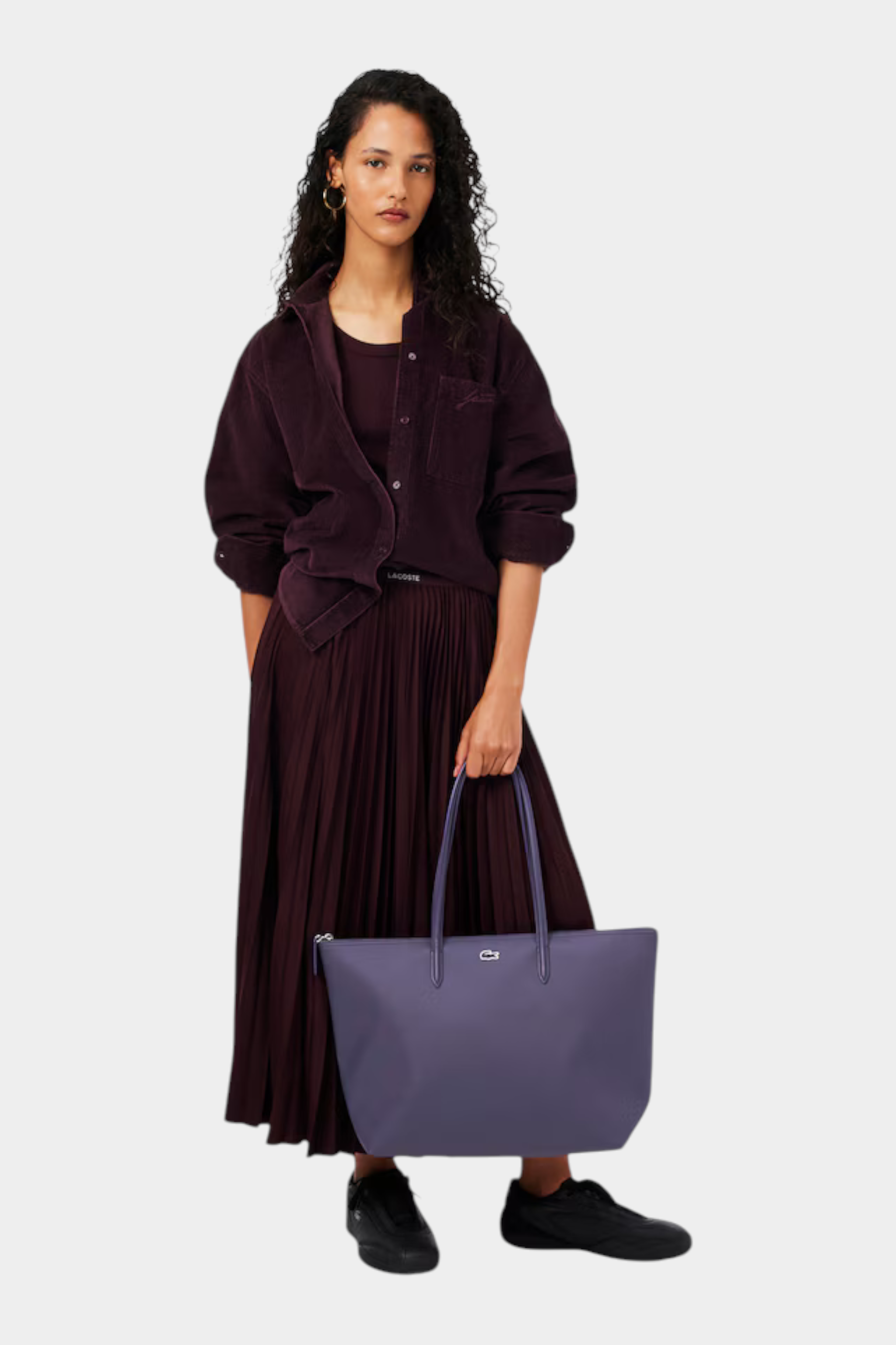 Modella che indossa un outfit viola con la borsa shopping grande L.12.12 Concept di Follower SRL in colore viola