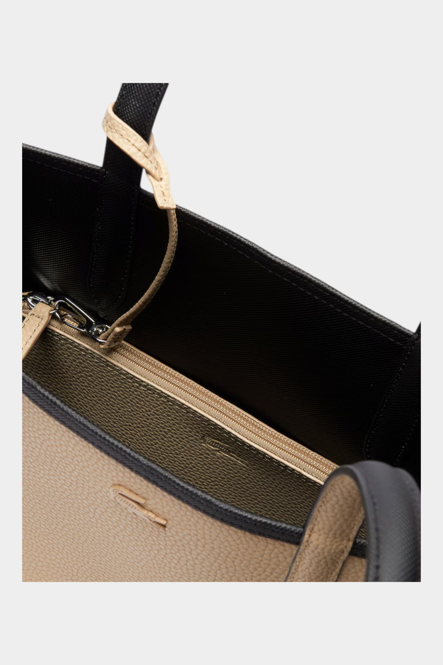 Dettaglio interno della borsa tote double face Follower SRL Lacoste in nero e beige con pochette coordinata
