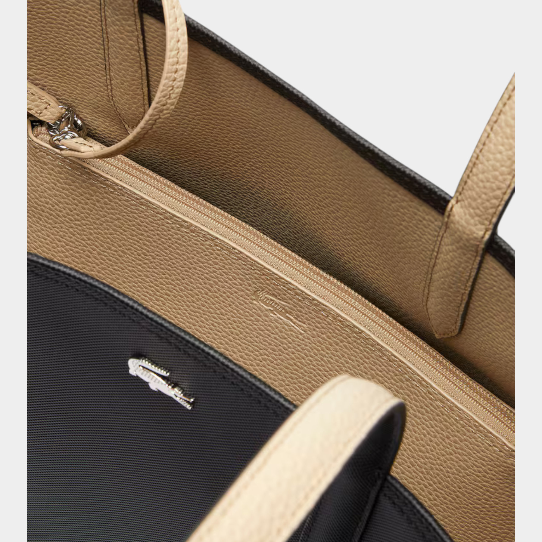Dettaglio interno della borsa tote double face Follower SRL Lacoste in nero e beige con pochette e logo coccodrillo