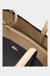 Dettaglio interno della borsa tote double face Follower SRL Lacoste in nero e beige con pochette e logo coccodrillo