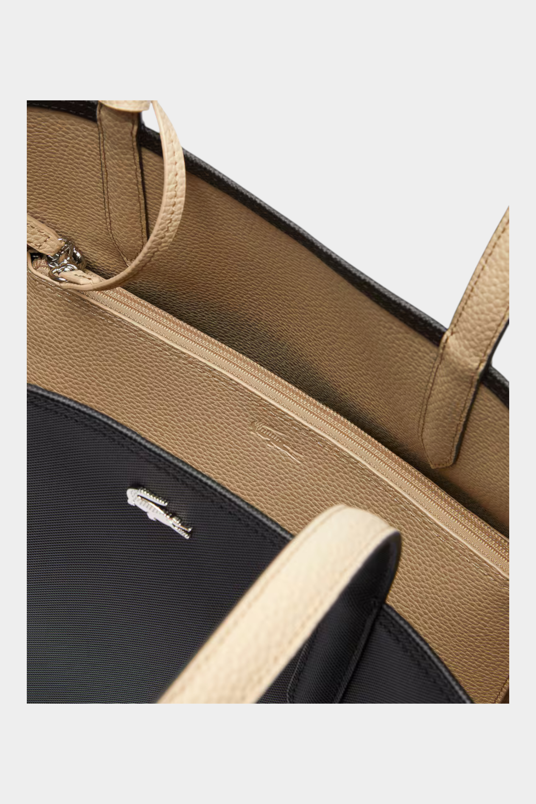 Dettaglio interno della borsa tote double face Follower SRL Lacoste in nero e beige con pochette e logo coccodrillo