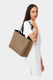 Modella indossa borsa tote double face Follower SRL color talpa con pochette interna e logo Lacoste