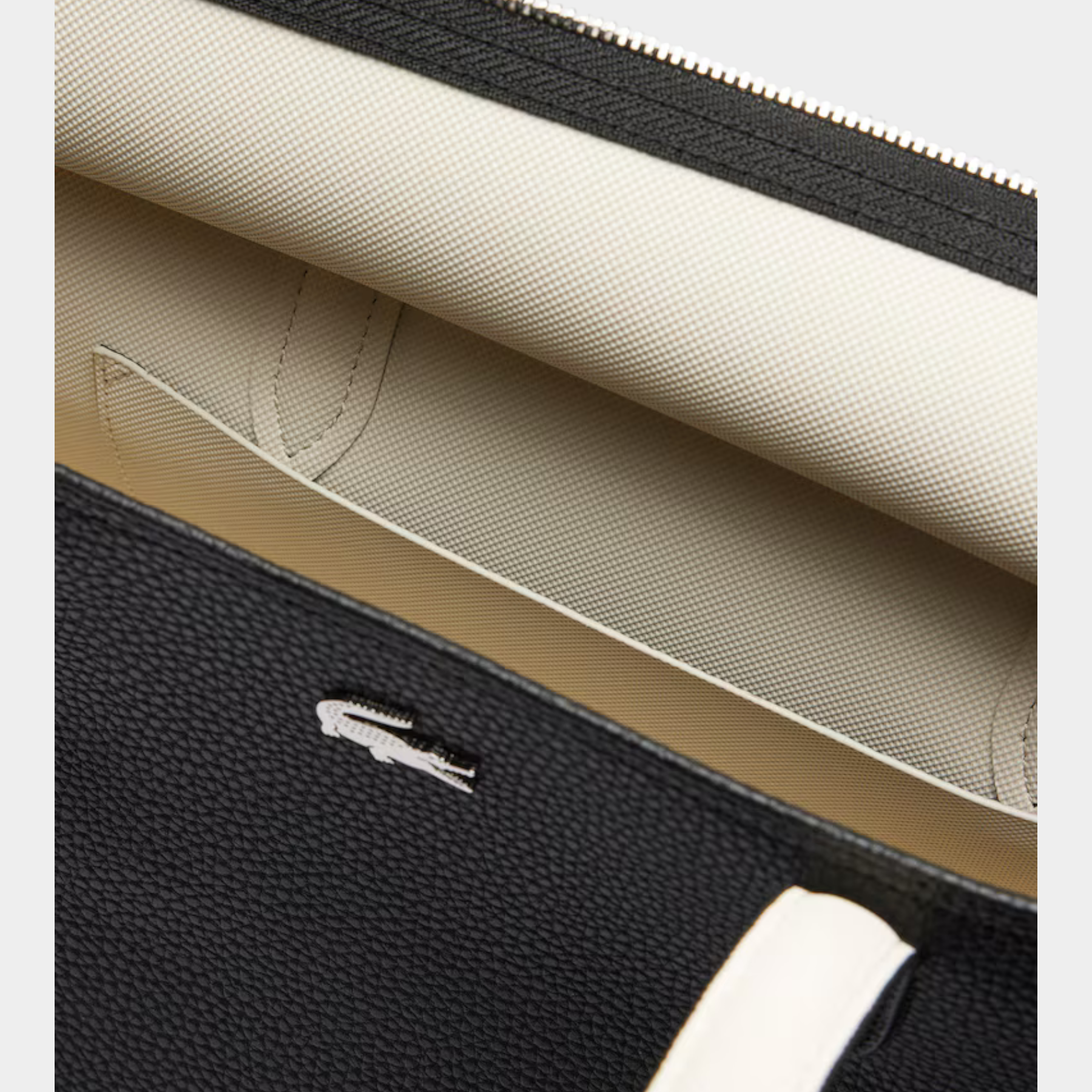 Dettaglio interno della borsa tote Follower SRL LACOSTE nera con zip e logo del coccodrillo in metallo