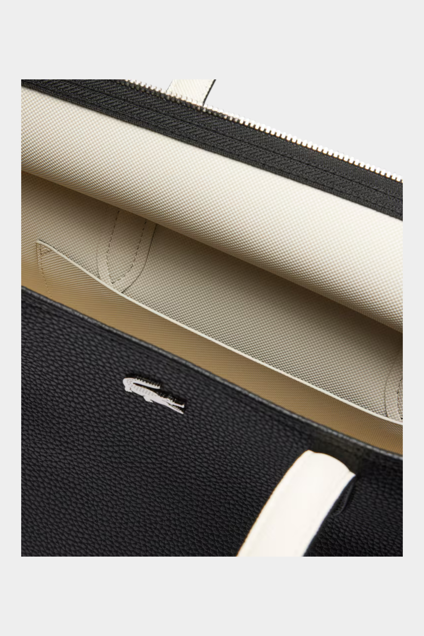 Dettaglio interno della borsa tote Follower SRL LACOSTE nera con zip e logo del coccodrillo in metallo