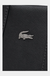Dettaglio del logo coccodrillo metallico su borsa tote nera in materiale sintetico granulato Follower SRL