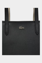 Dettaglio della borsa tote nera Follower SRL Lacoste in pelle martellata con logo coccodrillo metallico