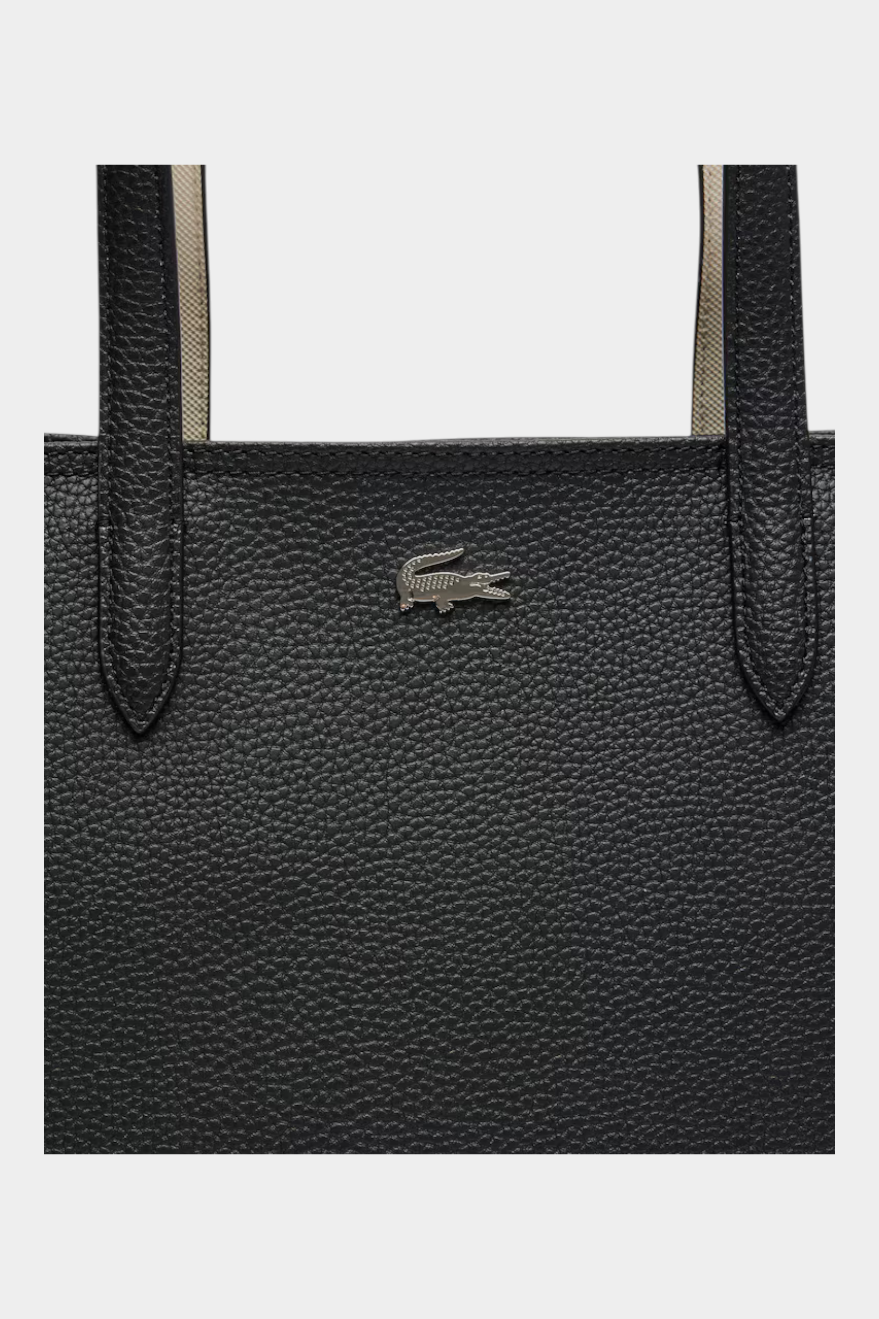 Dettaglio della borsa tote nera Follower SRL Lacoste in pelle martellata con logo coccodrillo metallico
