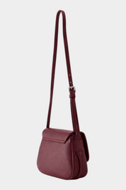 Borsa a tracolla Follower SRL color bordeaux con patta e tracolla regolabile in pelle martellata