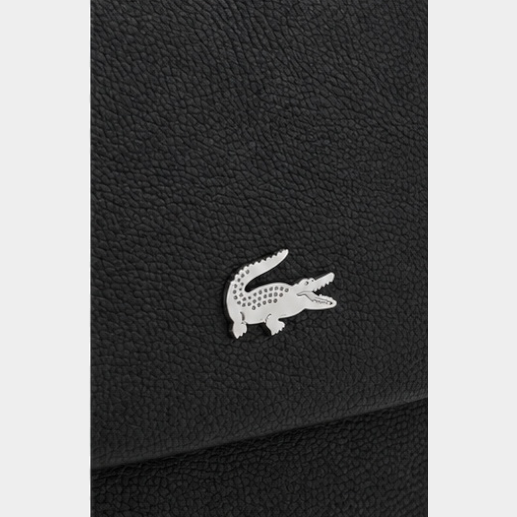 Dettaglio della borsa a tracolla nera Follower SRL con logo coccodrillo metallico argentato su pelle martellata