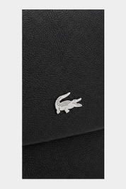 Dettaglio della borsa a tracolla nera Follower SRL con logo coccodrillo metallico argentato su pelle martellata
