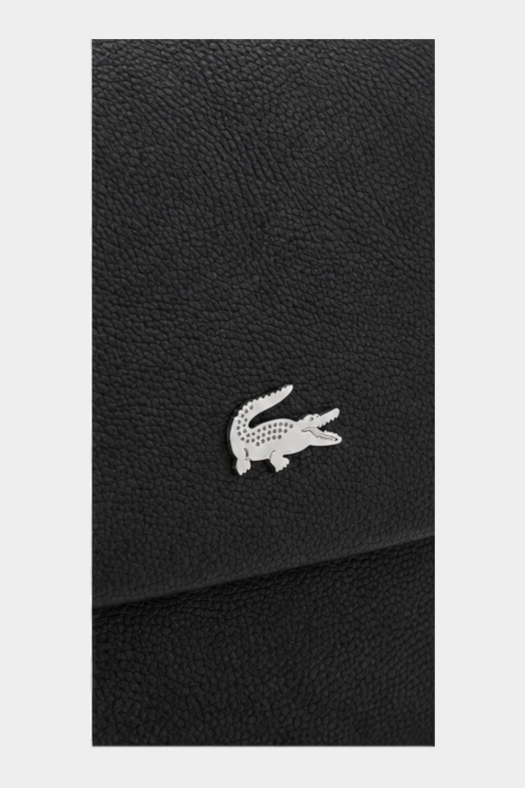 Dettaglio della borsa a tracolla nera Follower SRL con logo coccodrillo metallico argentato su pelle martellata