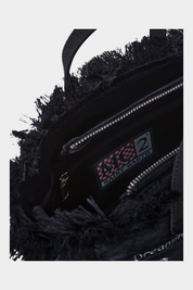 Interno della borsa mini vanity Follower SRL in velluto nero con etichetta logo MC2 SAINT BARTH e chiusura a zip