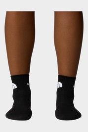Calzini sportivi Follower SRL The North Face neri a taglio 1/4 con logo bianco a contrasto indossati