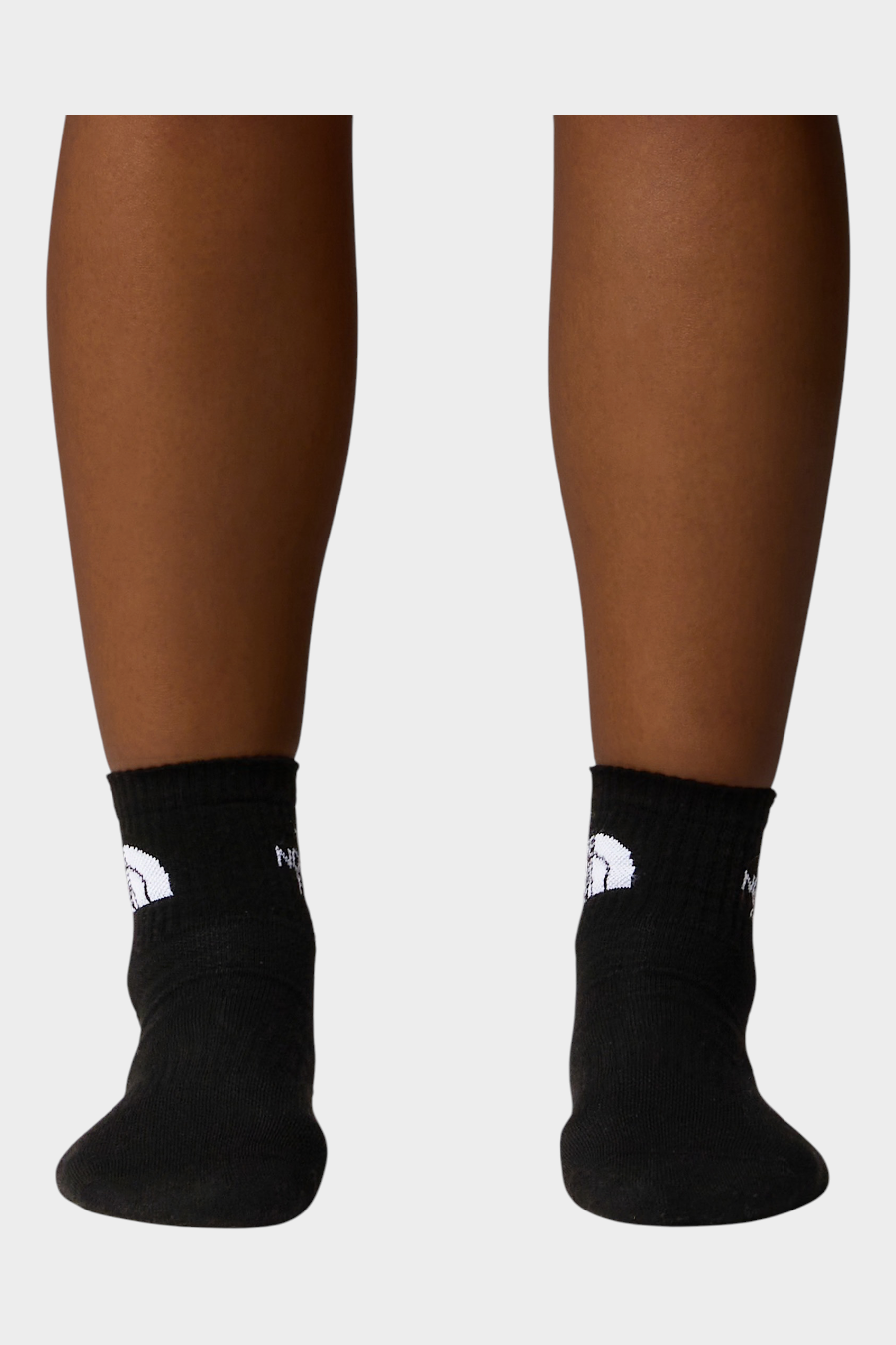 Calzini sportivi Follower SRL The North Face neri a taglio 1/4 con logo bianco a contrasto indossati