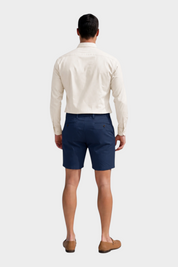 Vista posteriore di un uomo che indossa una camicia slim avorio MACKTEN di Follower SRL con pantaloncini blu