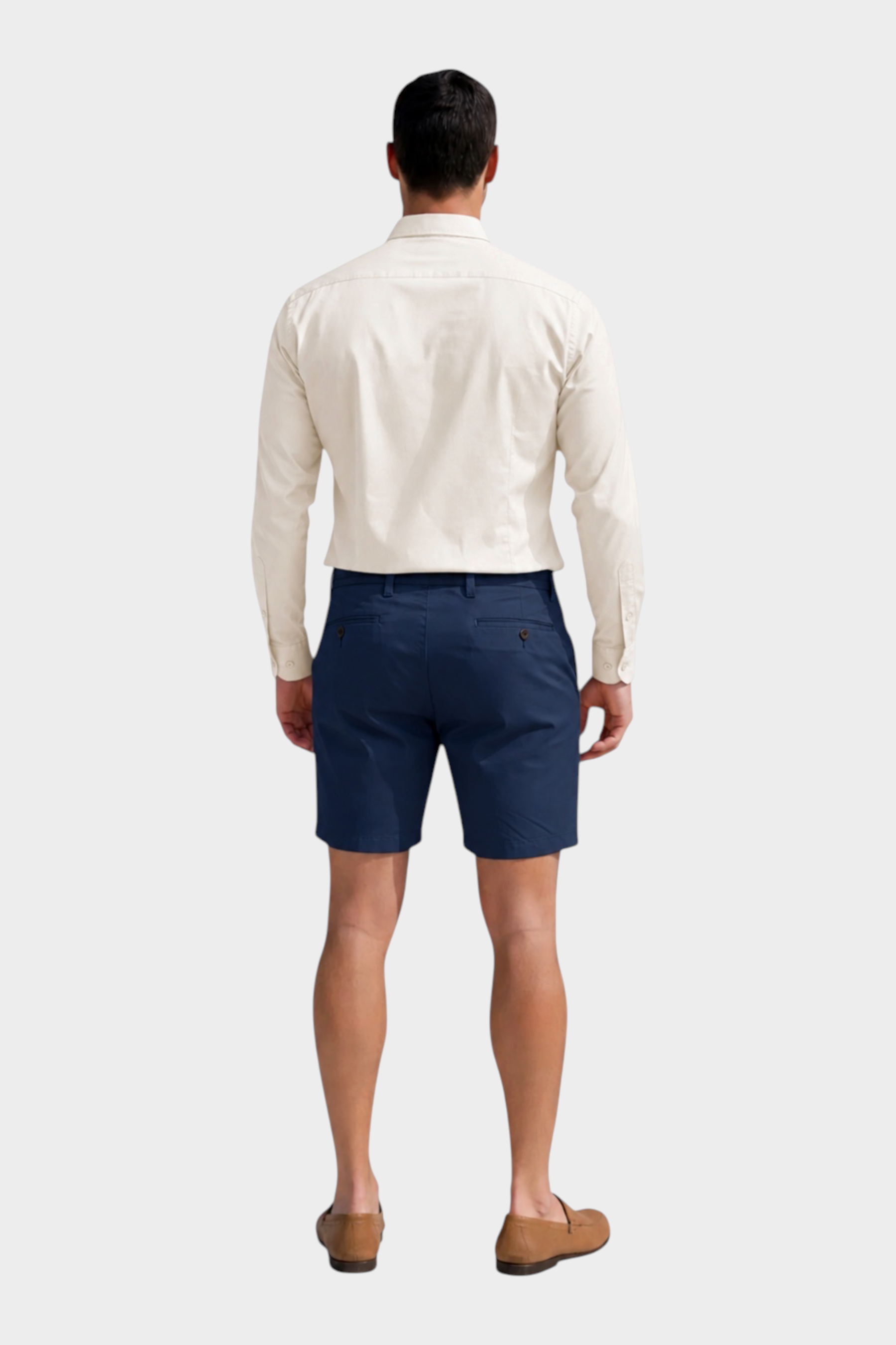 Vista posteriore di un uomo che indossa una camicia slim avorio MACKTEN di Follower SRL con pantaloncini blu
