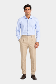 Modello indossa camicia azzurra super elasticizzata regular fit IMPERIAL di Follower SRL con pantaloni beige